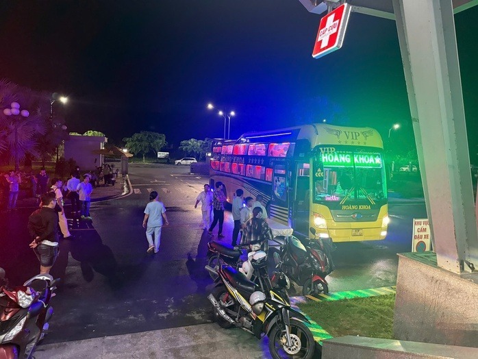 CSGT trên đường cao tốc hỗ trợ xe khách đưa sản phụ vào bệnh viện sinh bé gái 3,5kg. (Ảnh: Người lao động)