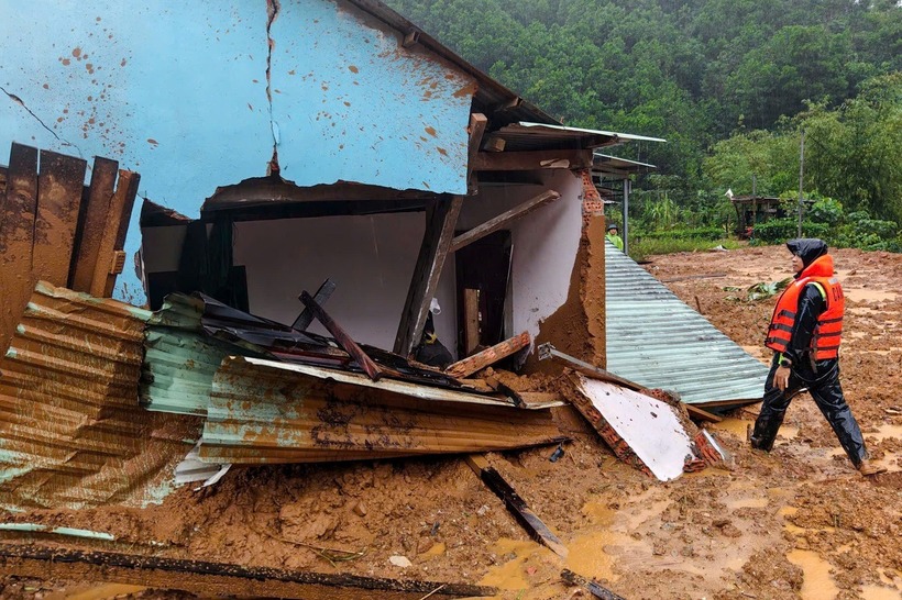 Nhà cửa của người dân bị sập, hư hỏng do sạt lở tại xã AVương. (Ảnh: Dân trí)