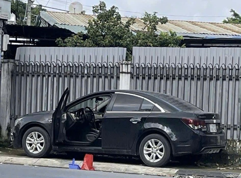 Chiếc ô tô nới phát hiện thi thể cô gái. Ảnh: VieNamNet