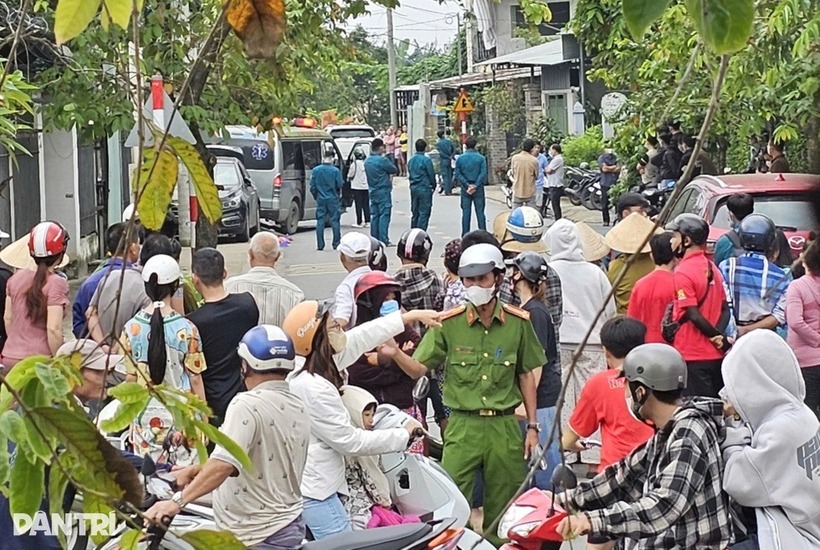 Nhiều người dân tập trung theo dõi sự việc tại hiện trường. Ảnh: Dân trí