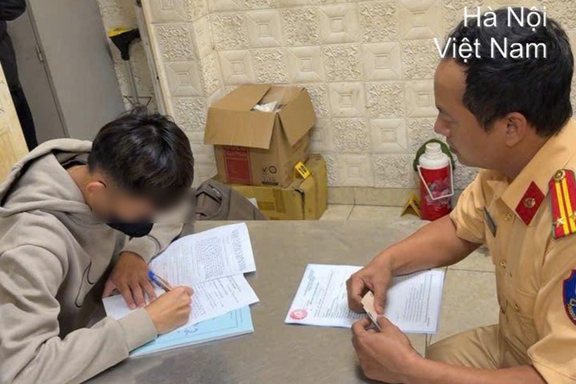 Tài xế xe ôm công nghệ tại cơ quan công an. Ảnh: Lao động