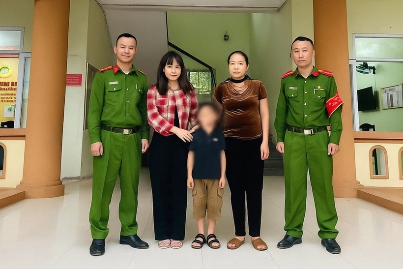 Công an phường Đào Duy Từ nhanh chóng tìm được cháu T.T.A về cho gia đình: Dân trí