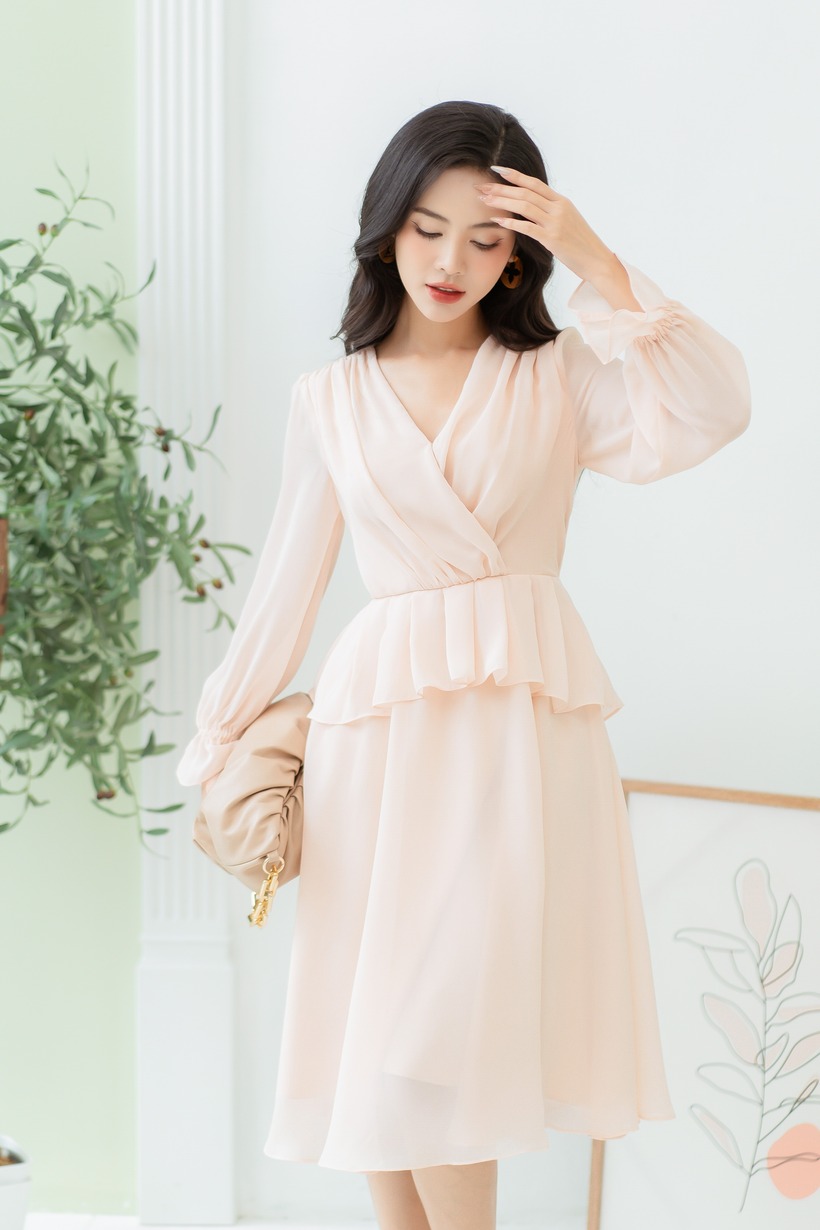 Chiếc váy wrap dress (váy quấn) được xem là biểu tượng của sự nữ tính và thanh lịch.