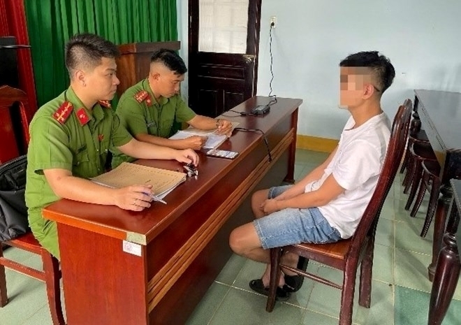 Công an xã Long Thành phối hợp Công an phường Bắc Gia Nghĩa, tỉnh Lâm Đồng làm việc với đối tượng P.T.T. Ảnh: Lao động