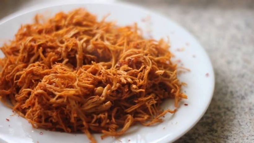 Gà khô xé cay hiện đang là món ăn vặt được ưa chuộng bởi rất nhiều người nhờ hương vị cay hấp dẫn của nó. Ảnh minh họa.