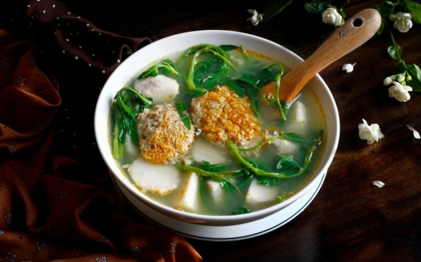 Bát canh nóng hổi với thịt rạm đóng tảng béo ngậy, rau muống xanh mướt và khoai sọ dẻo bùi chắc chắn sẽ làm phong phú thêm mâm cơm gia đình bạn. Ảnh minh họa.