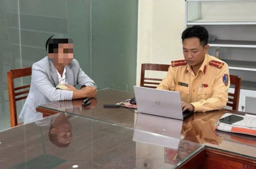 CSGT làm việc với tài xế C.