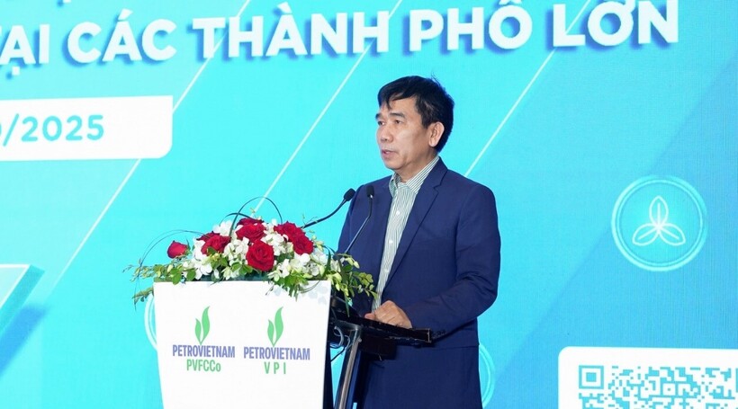Phó Tổng Giám đốc Petrovietnam Lê Xuân Huyên: Sản phẩm dung dịch xử lý khí thải động cơ diesel&nbsp;DEF - Phú Mỹ Xanh&nbsp;sản xuất theo tiêu chuẩn quốc tế, góp phần thúc đẩy chuyển đổi xanh trong lĩnh vực vận tải.