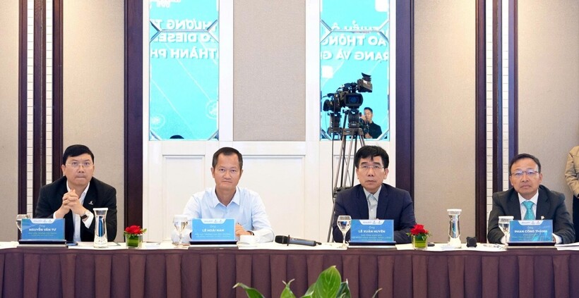 Các đại biểu chủ trì Hội thảo khoa học “Giảm thiểu ô nhiễm từ khí thải phương tiện giao thông sử dụng động cơ diesel: Thực trạng và giải pháp tại các thành phố lớn ở Việt Nam”