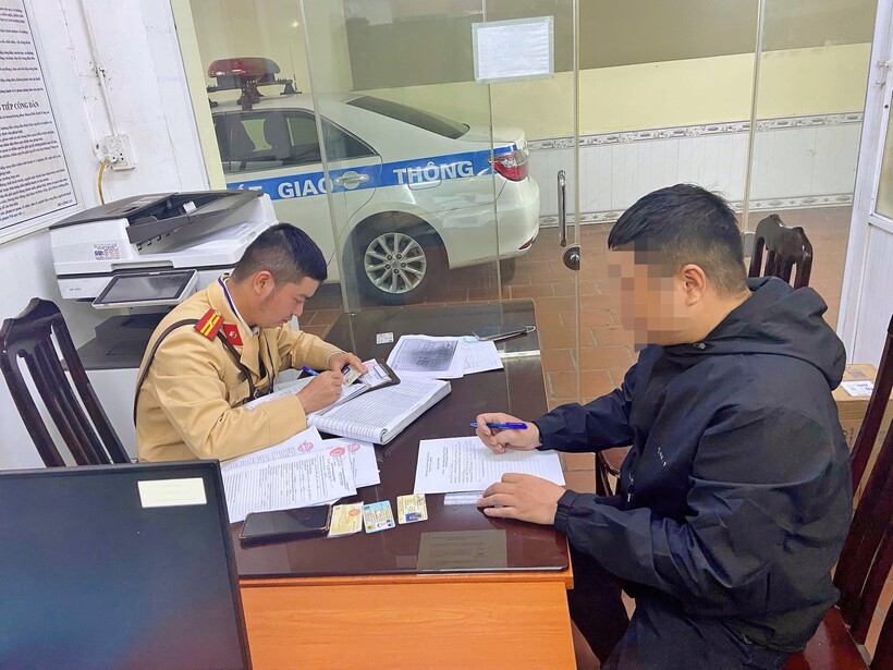 Người điều khiển xe mô tô làm việc tại cơ quan công an.