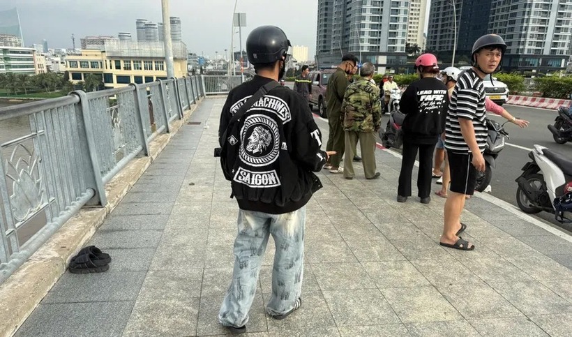 Đôi dép nam sinh viên để lại trên cầu. (Ảnh: PLO)