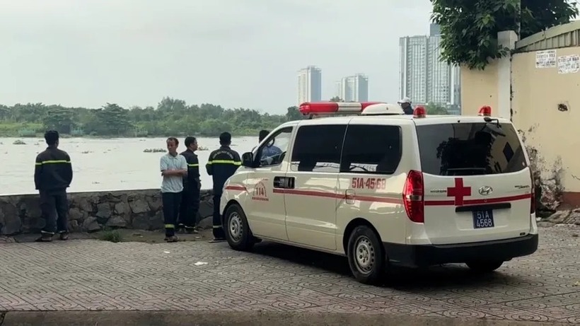 Lực lượng chức năng tổ chức tìm kiếm nam sinh nghi nhảy cầu. (Ảnh: Pháp luật TP.HCM)