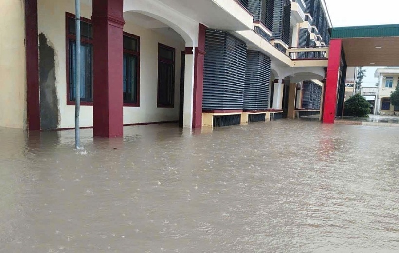 Tại trường THPT Hà Huy Tập (Hà Tĩnh) ngập sâu hơn 1m. Ảnh: Tiền phong