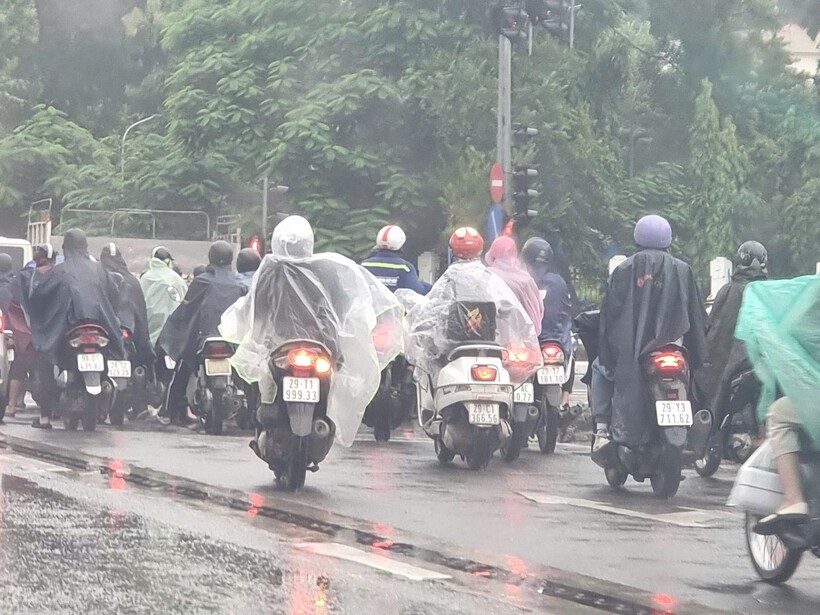 Vào giờ cao điểm, tình trạng tắc nghẽn giao thông càng trở nên rõ rệt.