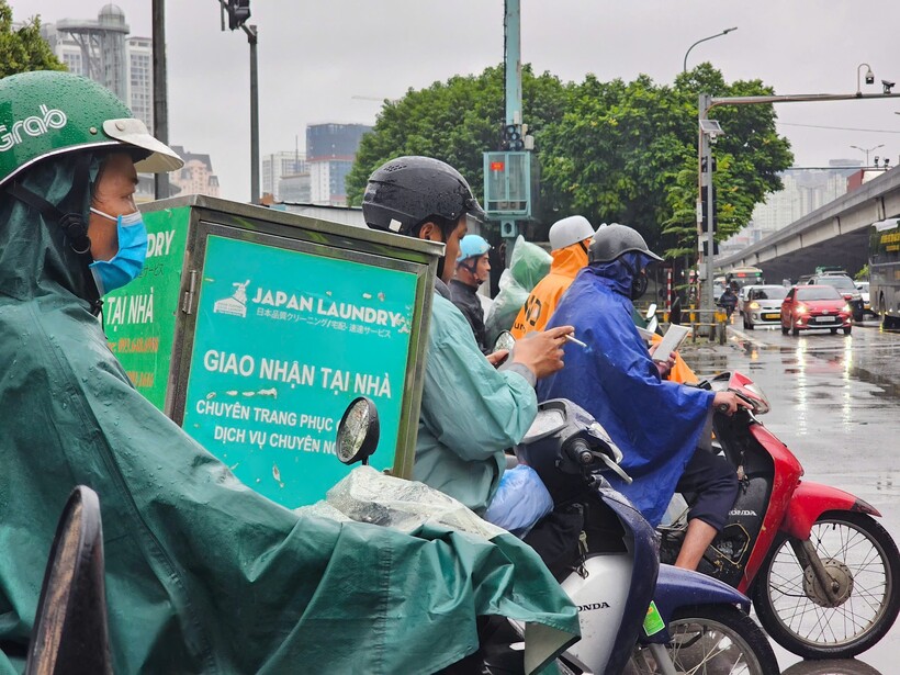 Hà Nội: Người dân chật vật di chuyển trời mưa rét đầu tuần - 5