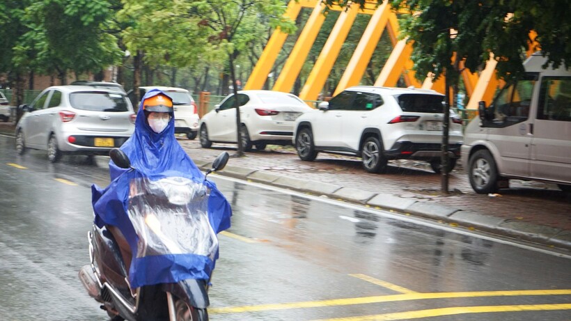 Cái lạnh đầu mùa kèm theo mưa khiến việc di chuyển trở nên vất vả hơn.