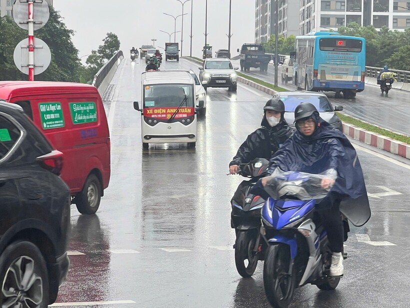 Hà Nội: Người dân chật vật di chuyển trời mưa rét đầu tuần - 2