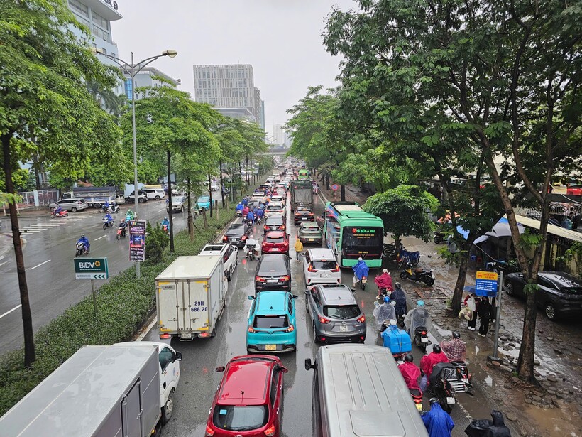 Hà Nội: Người dân chật vật di chuyển trời mưa rét đầu tuần - 6