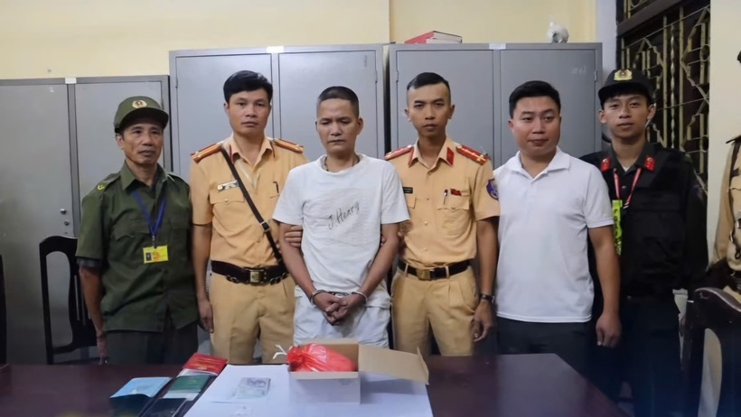 Đối tượng Trần Mạnh Tưởng cùng tang vật bị thu giữ. (Ảnh: Công an tỉnh Lào Cai)