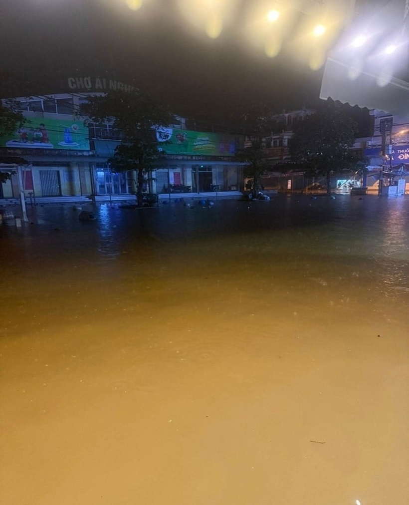 Từ ngày 2 đến sáng 3/11, trên địa bàn TP.Đà Nẵng tiếp tục có mưa lớn trên diện rộng, kéo dài từ đồng bằng lên miền núi. Mưa lớn ở hạ du kết hợp với nước từ thượng nguồn đổ về đã khiến rất nhiều làng mạc ven sông Vu Gia, Thu Bồn và khu vực gần sông Tam Kỳ bị ngập nước. (Ảnh: Người lao động)