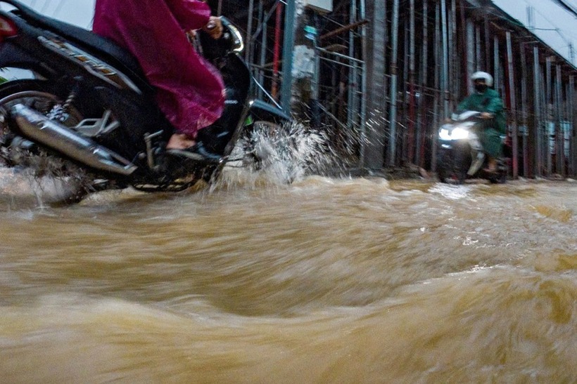 Tuyến đường Âu Cơ bị ngập, nước chảy xiết do địa hình dốc. (Ảnh: VnExpress)