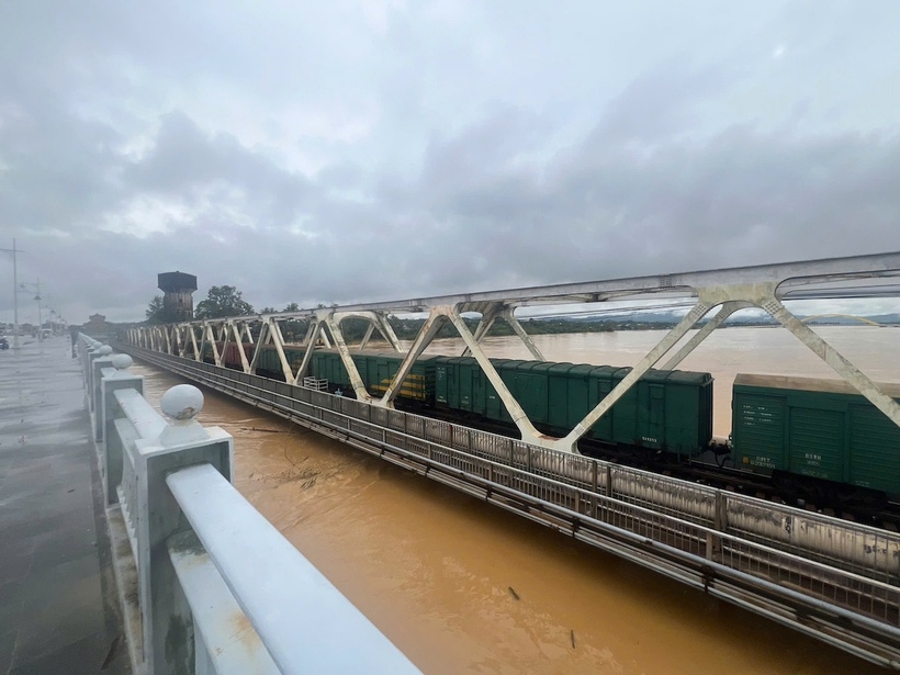 Ngành Đường sắt điều tàu ra trấn giữ cầu Bạch Hổ và Dã Viên