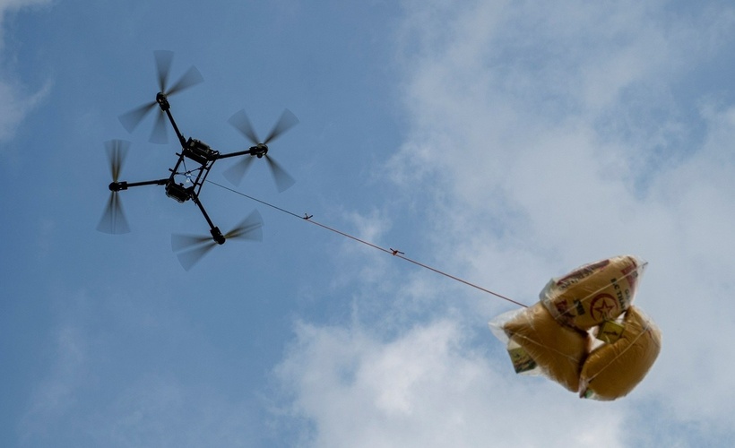 Trong bão lũ, việc dùng thiết bị bay không người lái vận chuyển lương thực, thuốc men… rất cần thiết cho người dân bị cô lập. (Ảnh: Dân trí)