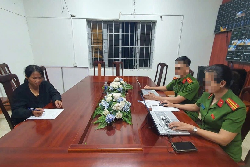 Đối tượng Nguyễn Thị Lê thừa nhận hành vi ném con trai 1 tuổi của mình xuống giếng. (Ảnh: Dân trí)