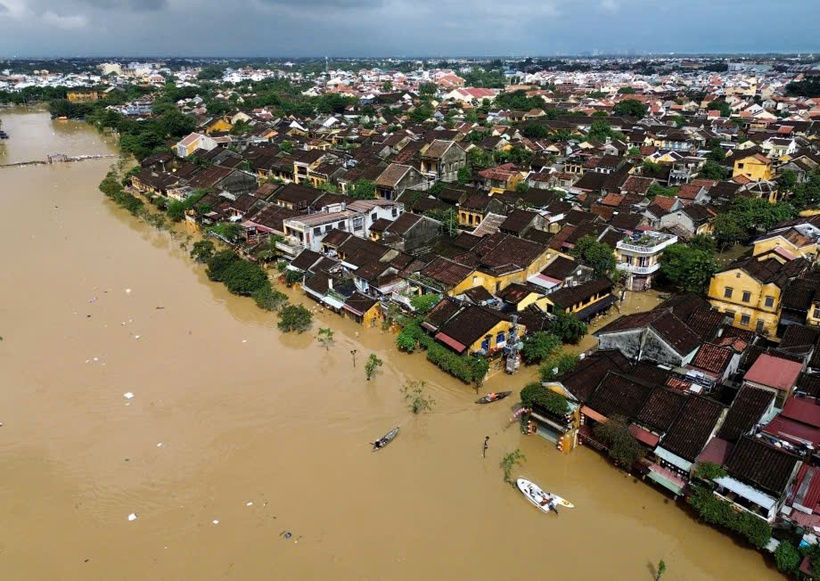 Agribank hỗ trợ kịp thời các tỉnh miền Trung khắc phục hậu quả lũ lụt do mưa lũ lịch sử - 1