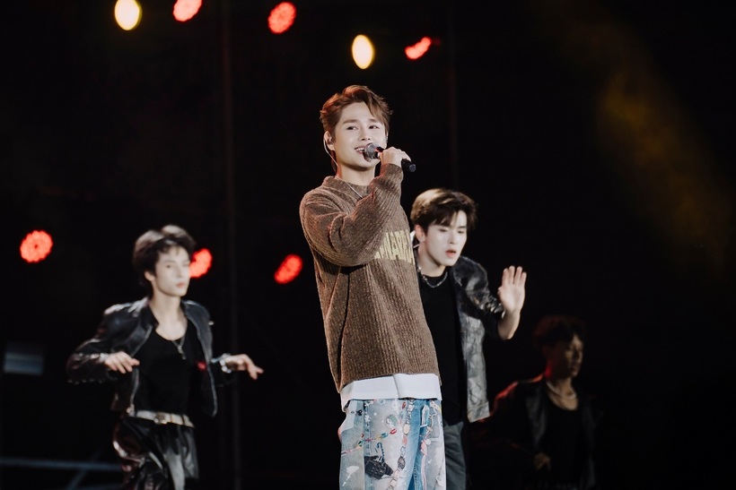 Tăng Duy Tân khuấy động sân khấu với loạt ca khúc trăm triệu view