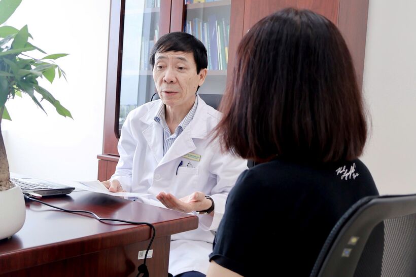 PGS. TS. BS Phạm Văn Năng khám bệnh cho bệnh nhân