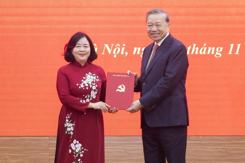 Tổng Bí thư Tô Lâm trao quyết định, tặng hoa chúc mừng tân Bí thư Đảng ủy&nbsp;Mặt trận Tổ quốc, các đoàn thể Trung ương Bùi Thị Minh Hoài (Ảnh: Quang Vinh).