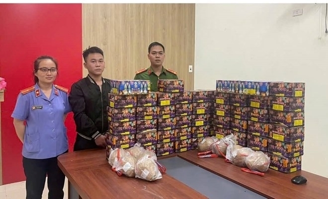 Đối tượng Trần Văn Dũng cùng tang vật là pháo lậu tại Cơ quan Công an. Ảnh: Lao động