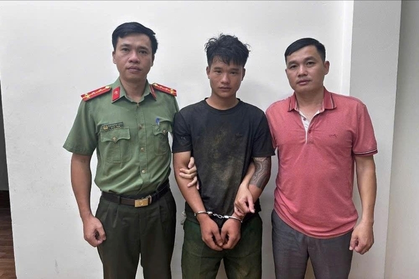 Đối tượng Nguyễn Văn Long (áo đen) tại trụ sở cơ quan Công an. Ảnh: Báo Lâm Đồng