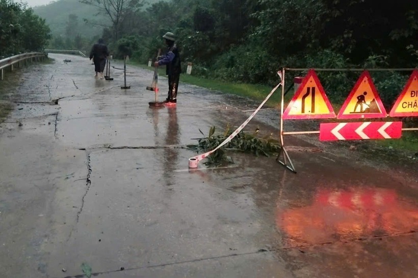 Cơ quan chức năng dựng biển cảnh báo tại đoạn đường xảy ra sự cố. (Ảnh: Dân trí)