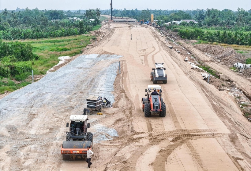 Cao tốc Cần Thơ - Cà Mau là một trong những dự án trọng điểm quốc gia thuộc tuyến cao tốc Bắc - Nam phía Đông, có vai trò chiến lược trong phát triển hạ tầng giao thông vùng ĐBSCL