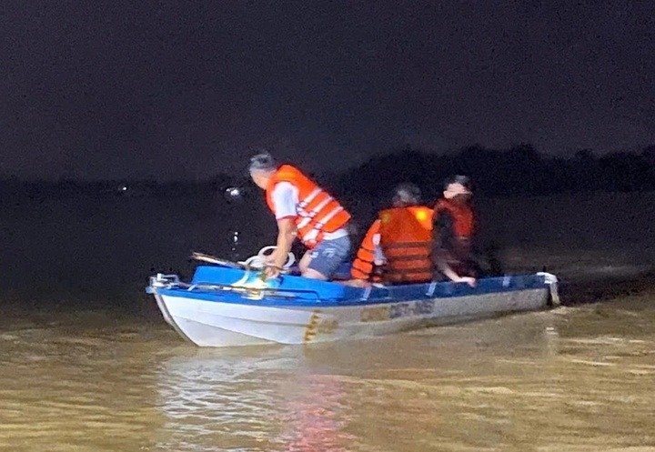 Lực lượng chức năng giải cứu những người mắc kẹt trong mưa lũ ở Quảng Trị. Ảnh: VTC News