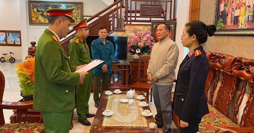 Bị can Nguyễn Văn Thấm (áo sáng màu) (Ảnh: Công an Bắc Ninh).