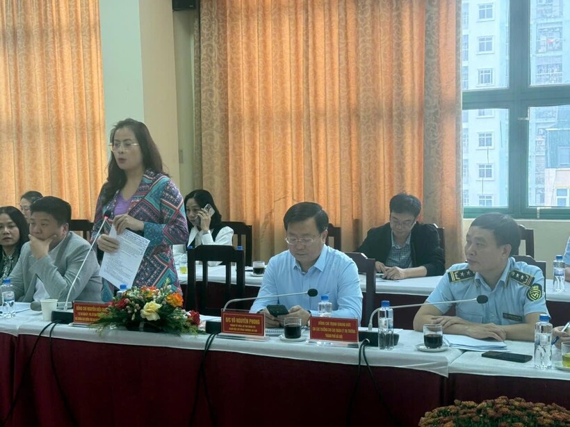 Bà Nguyễn Kiều Oanh, Phó Giám đốc Sở Công Thương - Phó trưởng Ban Thường trực Ban Chỉ đạo 389 thành phố Hà Nội điều hành Hội nghị