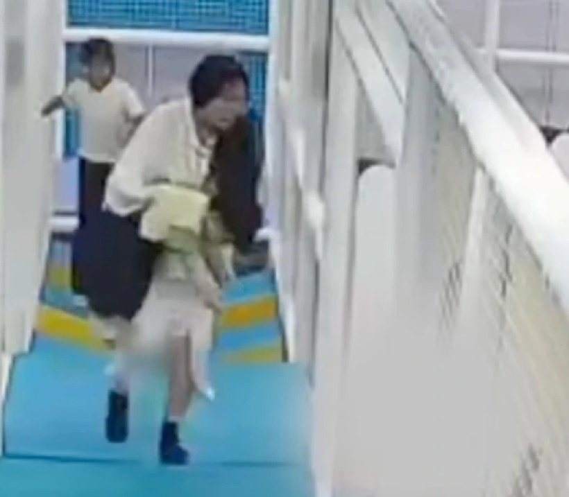 Gia đình nhanh chóng đưa con đến bệnh viện, song các bác sĩ xác nhận bé đã tử vong. Ảnh: Weibo.