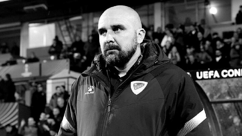 Huấn luyện viên vừa nhậm chức 10 ngày qua đời sau cơn đột quỵ trong trận đấu. Ảnh: VTC News.