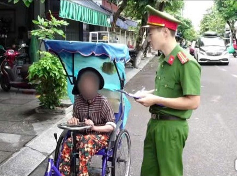 Lực lượng chức năng gặp bà D.T.M. để nắm bắt thông tin. Ảnh: VietNamNet