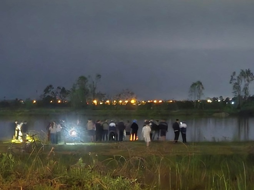 Lực lượng chức năng và chính quyền địa phương cùng người dân tổ chức tìm kiếm anh M. Ảnh: Báo Lao động.