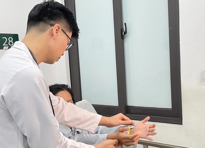 Bác sĩ kiểm tra vận động cho bệnh nhân. Ảnh: VietNamnet