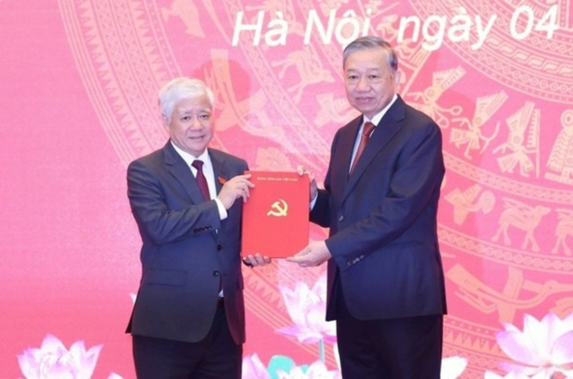Tổng Bí thư Tô Lâm trao quyết định cho Phó Bí thư Thường trực Đảng ủy Quốc hội Đỗ Văn Chiến. (Ảnh: Quochoi.vn).