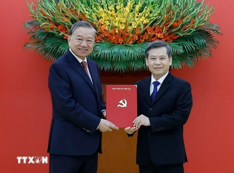 Tổng Bí thư Tô Lâm trao Quyết định của Bộ Chính trị điều động, phân công, bổ nhiệm đồng chí Lê Minh Trí giữ chức Phó Trưởng Ban Thường trực Ban Nội chính Trung ương (Ảnh: TTXVN).