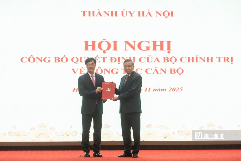 Tổng Bí thư Tô Lâm trao quyết định cho tân Bí thư Thành ủy Hà Nội Nguyễn Duy Ngọc (Ảnh: Hữu Thắng).