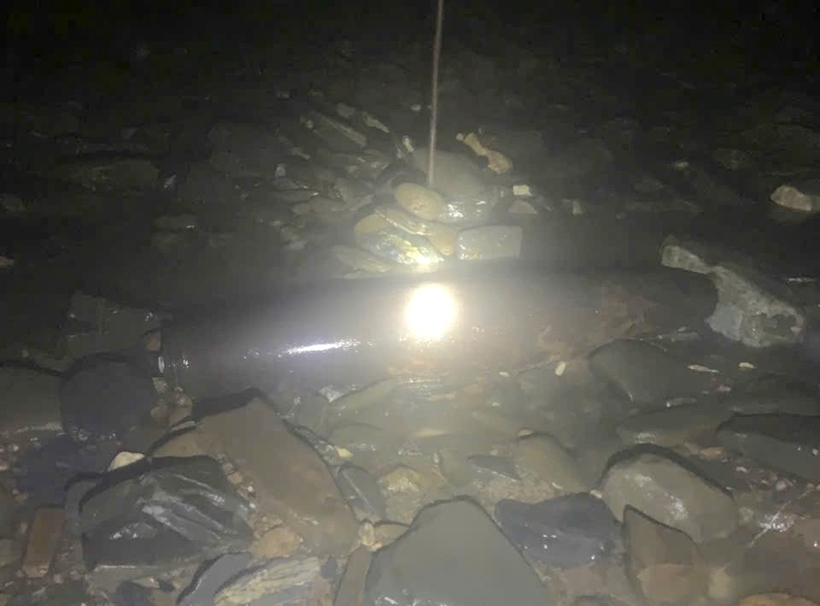 Quả bom được người dân phát hiện nằm dưới lòng sông đã bị rỉ sét. Ảnh: Tiền phong