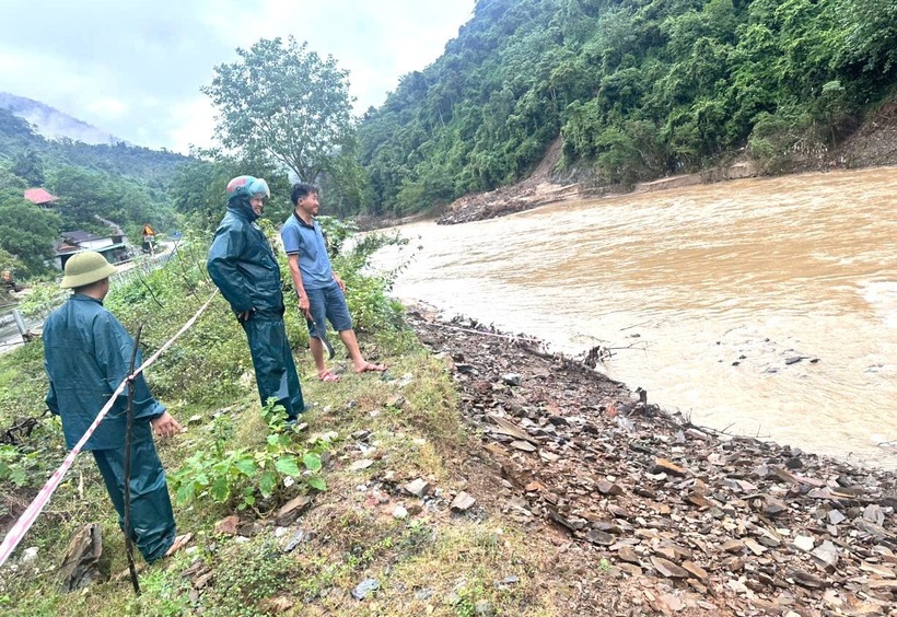 UBND xã Tương Dương đã cử lực lượng dân quân, an ninh tổ chức canh gác, cắm biển cảnh báo, cấm người dân tiếp cận khu vực phát hiện bom. Ảnh: Tiền phong