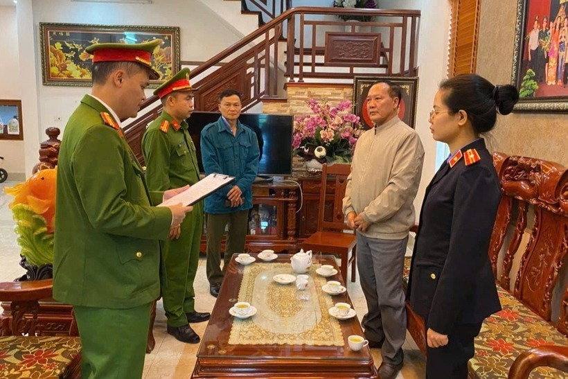 Bị can Nguyễn Văn Thấm (áo sáng màu) (Ảnh: Công an Bắc Ninh).